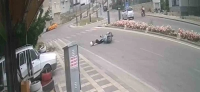 Kaldırıma &ccedil;arpan motosiklet ve s&uuml;r&uuml;c&uuml;n&uuml;n yola savrulduğu anlar kameraya yansıdı: 1 yaralı
