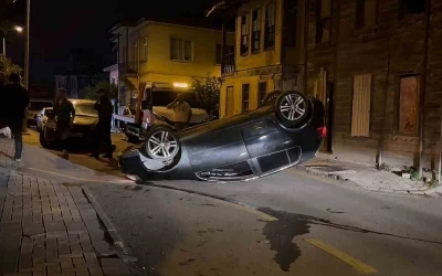 Kaldırıma çarpan otomobil takla attı
