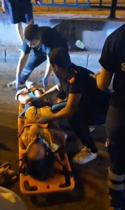 Kaldırıma çarparak yola savruldular: 1’i ağır 2 yaralı
