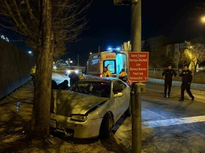 Kaldırıma &ccedil;ıkan otomobil ağaca &ccedil;arptı: 2 yaralı
