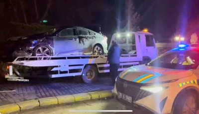 Kaldırıma giren ara&ccedil;, &ouml;n&uuml;ne &ccedil;ıkan her şeyi s&uuml;r&uuml;kledi
