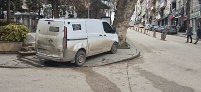 Kaldırıma park ara&ccedil; s&uuml;r&uuml;s&uuml;ne tepki geldi
