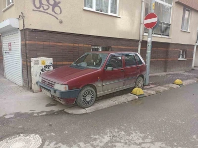 Kaldırıma park eden s&uuml;r&uuml;c&uuml; hem yayaları hem de engellileri hi&ccedil;e saydı
