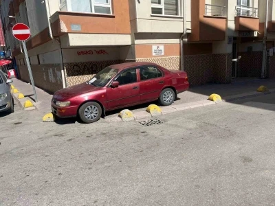 Kaldırıma park eden sürücüye apartman yöneticisinden notlu uyarı
