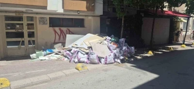 Kaldırıma sorumsuzca bırakılan inşaat artıkları
