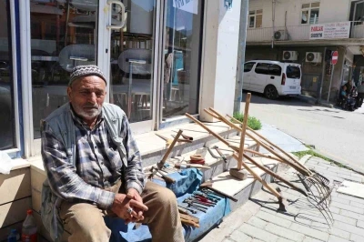 Kaldırımda satışa &ccedil;ıkardığı tarım aletlerini hayırsever iş insanı satın aldı
