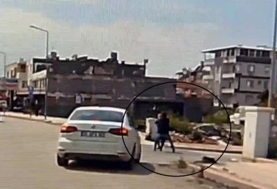 Kaldırımda y&uuml;r&uuml;yen kadının boynundaki kolyeyi &ccedil;alan hırsızın, ilk su&ccedil;unda yakayı ele verdiği ortaya &ccedil;ıktı
