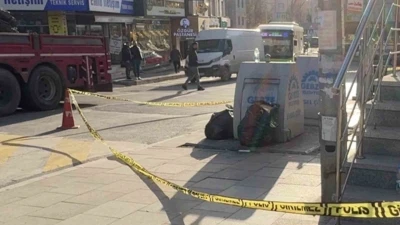 Kaldırımda y&uuml;r&uuml;yen kişiye silahlı saldırı: 2 yaralı
