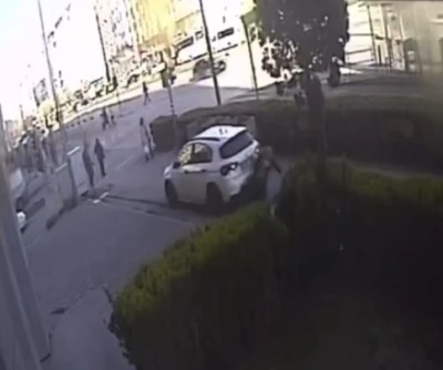 Kaldırımda y&uuml;r&uuml;yen yayanın otomobilin altında kaldığı anın g&ouml;r&uuml;nt&uuml;s&uuml; ortaya &ccedil;ıktı
