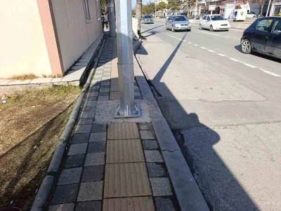 Kaldırımdaki engelli yolu &uuml;zerine direk diktiler
