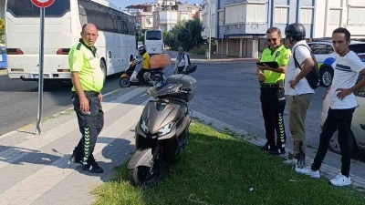 Kaldırımdaki trafik levhasına çarpan motorlu bisikletin sürücü yaralandı
