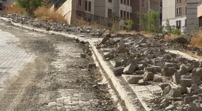 Kaldırımlarda bırakılan moloz yığınları tepkilere neden oldu
