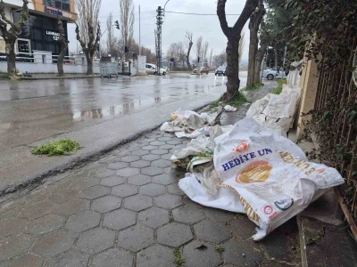 Kaldırımları &ccedil;&ouml;pl&uuml;k gibi kullanıyorlar

