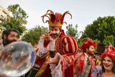 Kaleiçi sokaklarında renkli kortej geçişi
