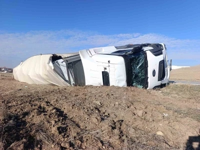 Kalorifer peteği yüklü tır devrildi, 1 kişi yaralandı
