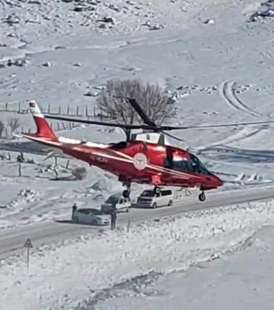 Kalp krizi ge&ccedil;iren vatandaş karlı yola inen ambulans helikopterle hastaneye kaldırıldı
