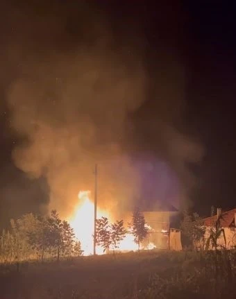 Kamelyadan evin çatısına sıçrayan yangın paniğe neden oldu
