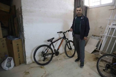 Kameralara yakalanan bisiklet hırsızına &quot;Yazık yaşın genç diye şikayetçi olmadık, bir an önce iş bul ve çalış&quot; diyerek nasihat etti
