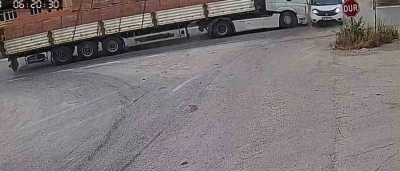 Kameralara yansıyan kaza ucuz atlatıldı: Tır, yola kayan kamyonete &ccedil;arptı
