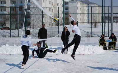 Kamp&uuml;ste kar voleybolu heyecanı
