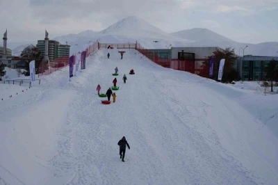 Kamp&uuml;ste kış keyfi başlıyor
