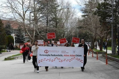 Kamp&uuml;ste "Otizm İ&ccedil;in Kırmızı Kamp&uuml;s Y&uuml;r&uuml;y&uuml;ş&uuml;"
