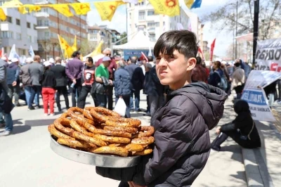 Kamu iş&ccedil;ileri halayda, onlar ekmeğinin derdinde

