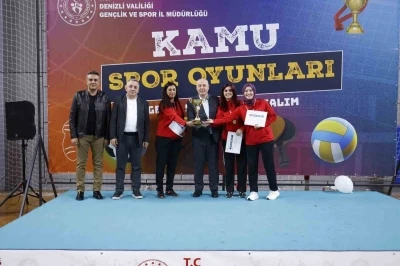 Kamunun şampiyonları kupalarını aldı
