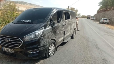 Kamyon ile minibüs çarpıştı: 1 yaralı
