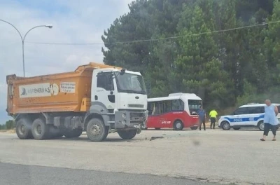 Kamyon ile minibüs çarpıştı 4 kişi yaralandı
