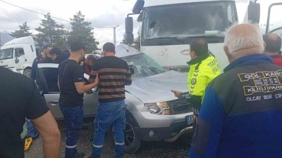 Kamyon ile otomobil &ccedil;arpıştı: 1 &ouml;l&uuml;