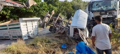 Kamyon ile su tankeri çarpıştı: 4 yaralı
