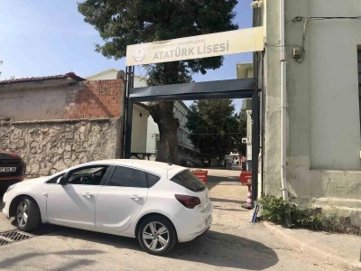 Kamyon kasasının takıldığı okul kapısında zarar oluştu
