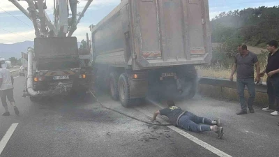 Kamyon lastiğinde &ccedil;ıkan yangını, pompa ve mikser s&uuml;r&uuml;c&uuml;leri s&ouml;nd&uuml;rd&uuml;
