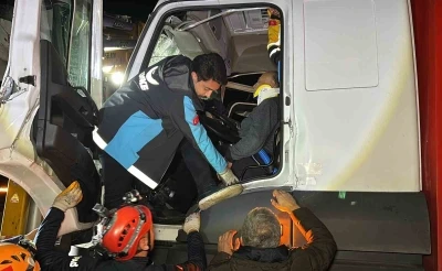 Kamyon tıra &ccedil;arptı, s&uuml;r&uuml;c&uuml; kabinde sıkıştı: Ekipler zamanla yarıştı
