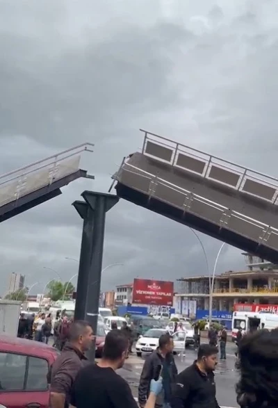 Kamyon &uuml;st ge&ccedil;ide &ccedil;arptı: 3 yaralı
