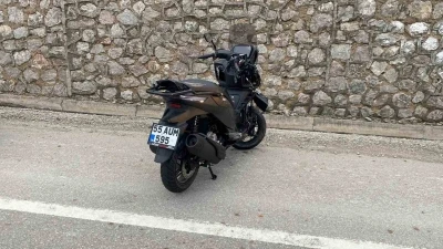 Kamyona arkadan &ccedil;arpan motosikletin s&uuml;r&uuml;c&uuml;s&uuml; yaralandı
