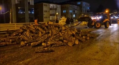 Kamyondan kara yoluna d&ouml;k&uuml;len odunlar kaldırıldı
