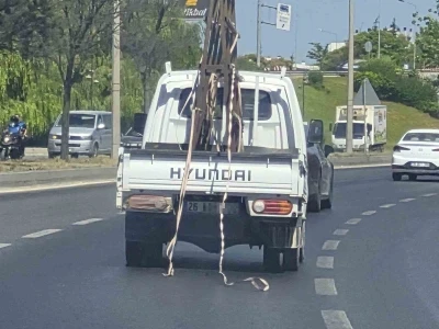 Kamyondan sarkan şeritler trafiği tehlikeye attı
