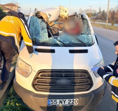 Kamyonet, beton k&ouml;pr&uuml; ayağı y&uuml;kl&uuml; tıra &ccedil;arptı: 1 &ouml;l&uuml;, 1 yaralı
