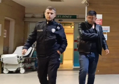 Kamyonet ile 3 araca &ccedil;arptı, 2.49 promil alkoll&uuml; olduğu tespit edildi
