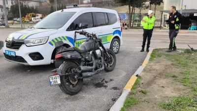 Kamyonet ile &ccedil;arpışan motosikletteki 2 kişi yaralandı
