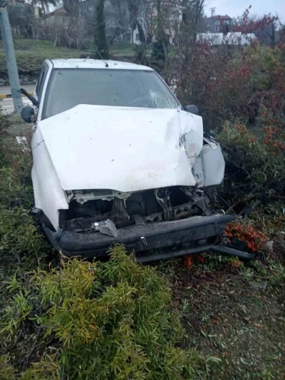 Kamyonet ile &ccedil;arpışan otomobildeki 3 kişi yaralandı
