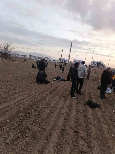 Kamyonet ile midibüs çarpıştı: 17 yaralı
