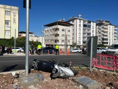 Kamyonet ile motosiklet &ccedil;arpıştı: 3 yaralı
