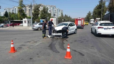 Kamyonet ile otomobil kavşakta çarpıştı: 1 yaralı
