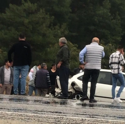 Kamyonet ile otomobilin çarpıştığı kazada 5 kişi yaralandı
