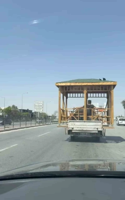 Kamyonet kasasında kamelya keyfi
