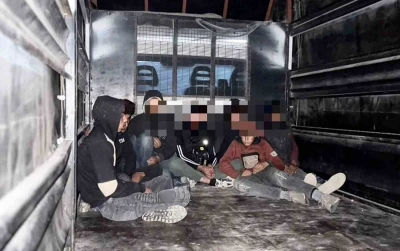 Kamyonet kasasında taşınan 8 göçmen yakalandı
