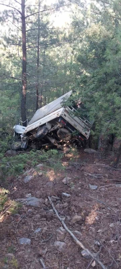 Kamyonet uçuruma yuvarlandı: 1 ölü
